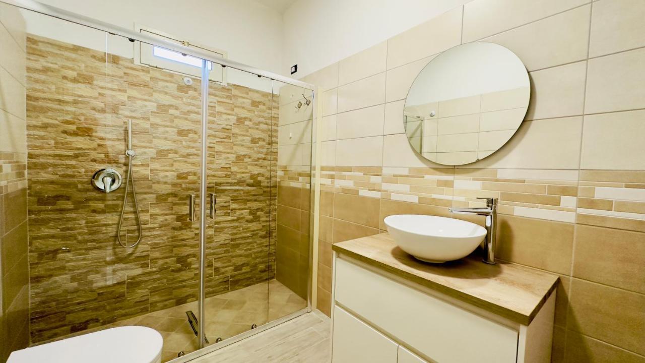 Ninfa Sul Mare 50 M E T R I Dal Mare Parcheggio Gratuito Custodito Aparthotel *